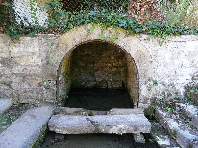 File:Tourtoirac fontaine Pouchard.jpg