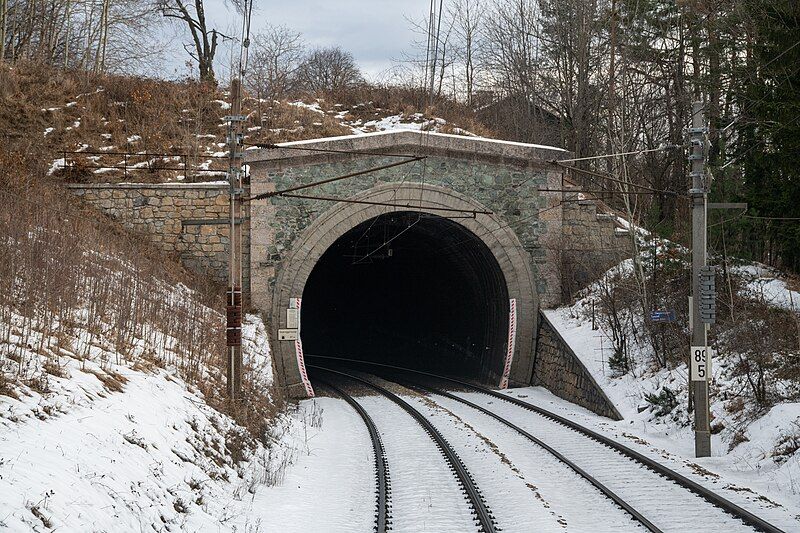 File:Geyereggertunnel West.jpg