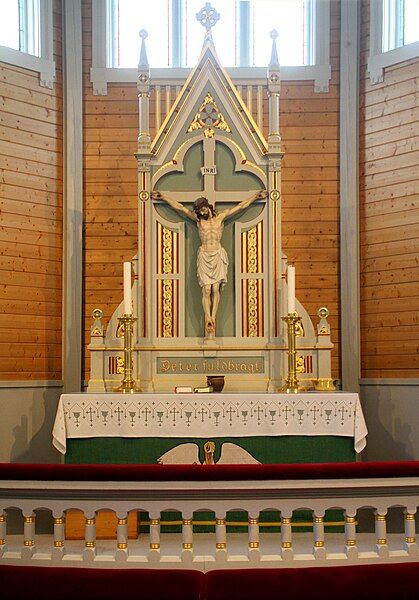 File:Gravdal-Buksnes-Stabkirche-32-Altar-2019-gje.jpg