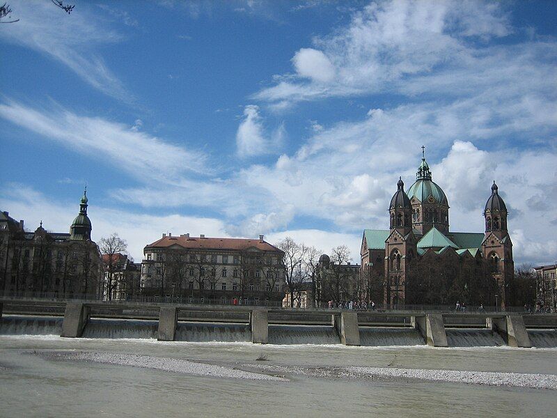 File:Isar barrage Lukaskirche.jpg