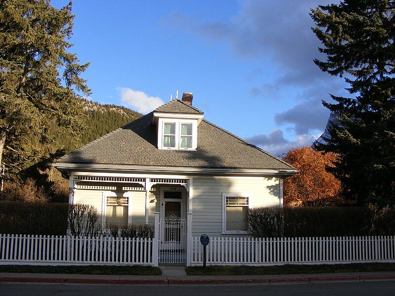 File:Luxton Residence.JPG