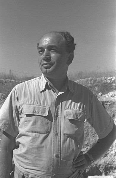 File:Nahman Avigad 1950.jpg