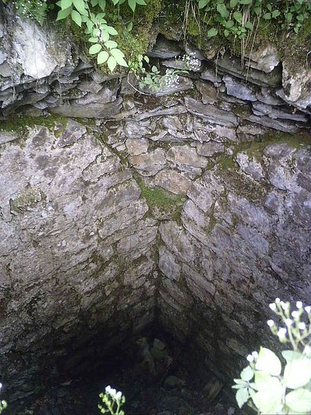 File:Ruine Hohenburg Lenggries.JPG