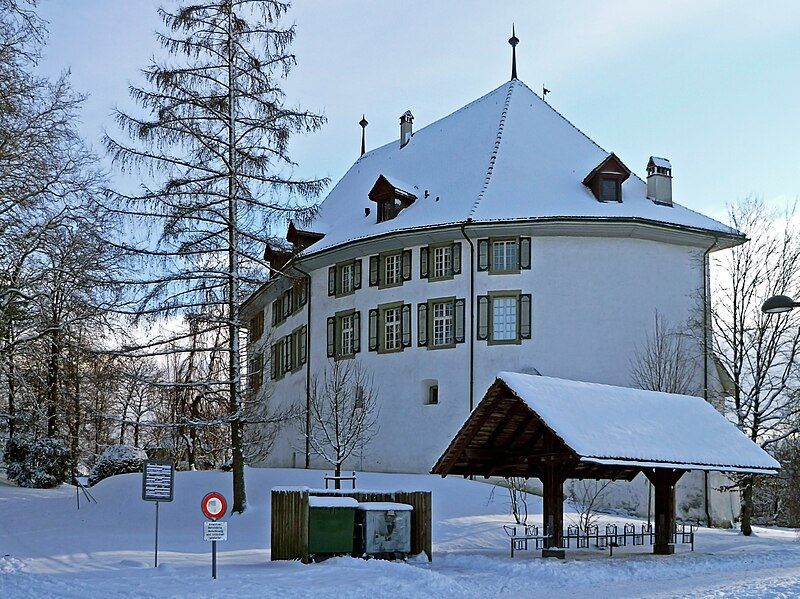 File:Schloss Muensingen Schweiz-1.jpg