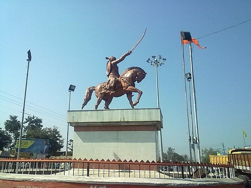 File:Shivaji statue Pusad.jpg