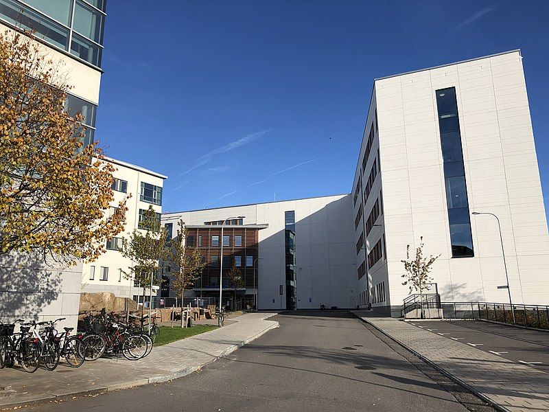 File:Tinnerbäckshuset Campus US.jpg