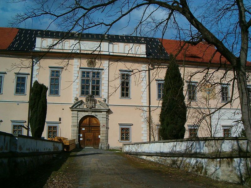 File:Štěkeň castle3.jpg