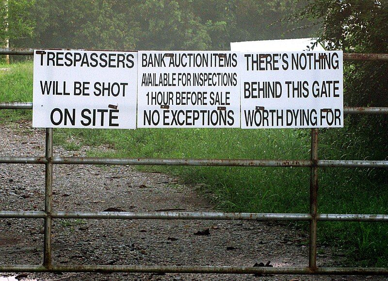 File:Auction-storage-no-trespassing-sign-tn1.jpg