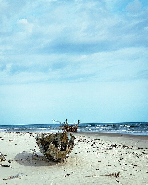 File:Boat at Ibeno.jpg