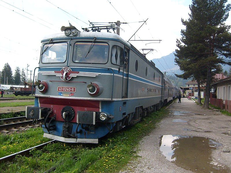 File:Bușteni-train-station2008g.jpg