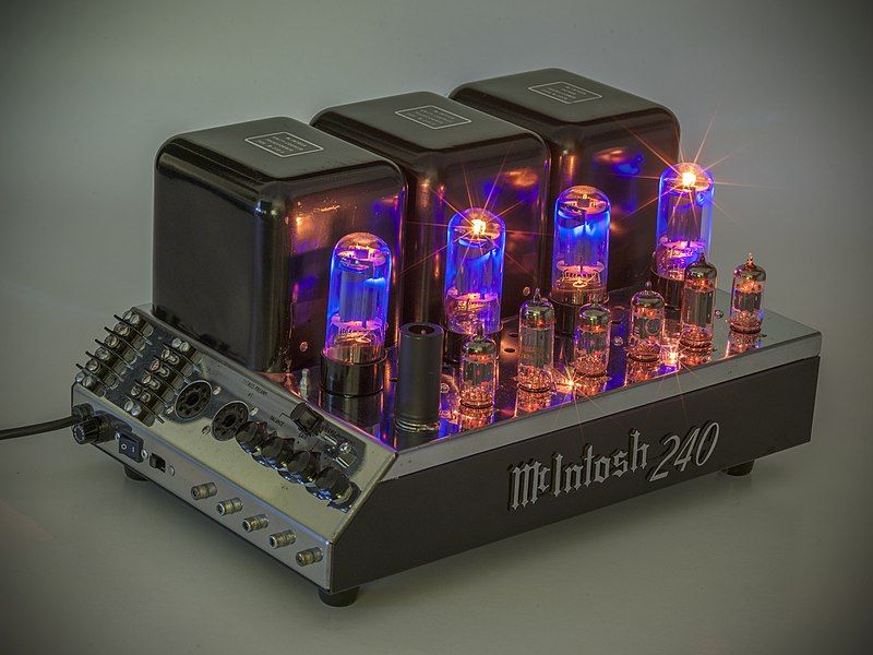 File:Mcintosh-MC240-glow.jpg