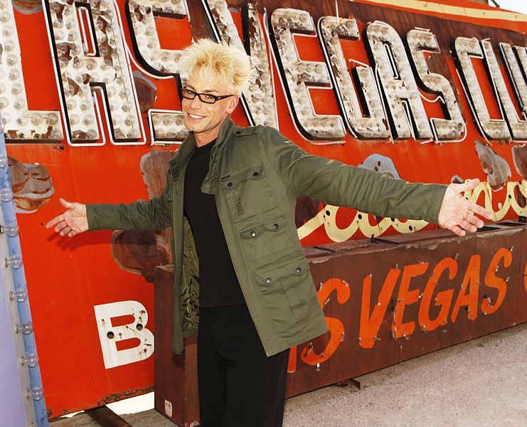 File:MurraySawchuck infrontofsign.jpg