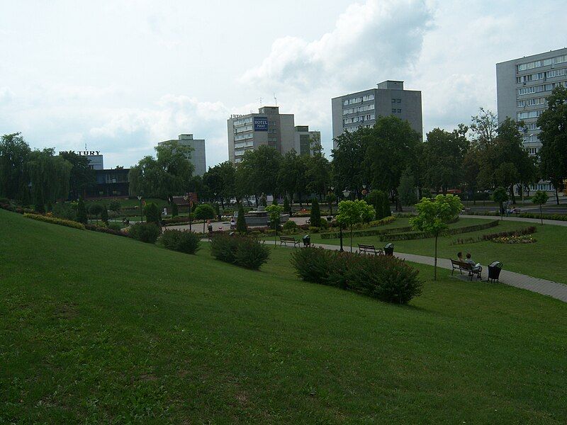 File:Park w Koninie.JPG