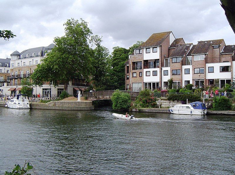 File:RiverColneStaines01.JPG