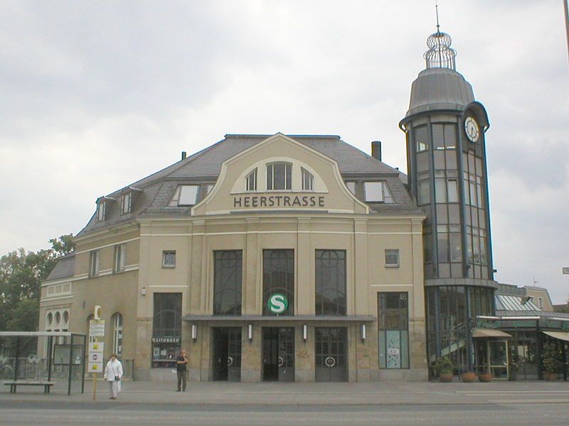 File:S-Bahn Berlin Heerstraße.JPG