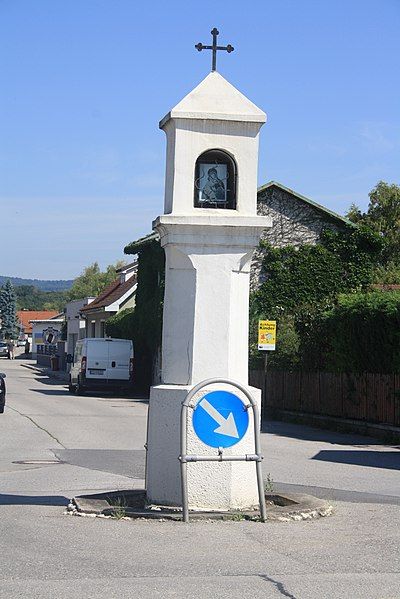 File:Spillern, Bildstock Marienhofstraße.jpg