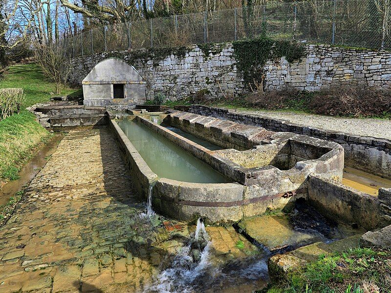 File:Thurey-le-Mont, lavoir-abreuvoir.jpg