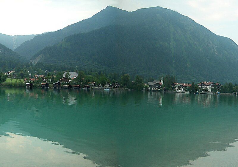 File:Walchensee-ort-2007.jpg