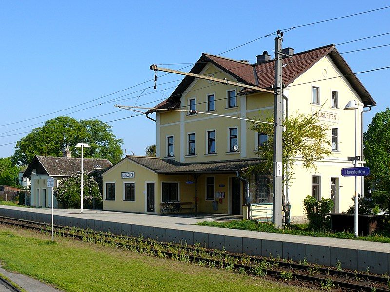 File:Bahnhof Hausleiten Hausbahnsteig.JPG