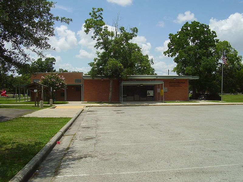 File:GardenVillasParkHouston.JPG