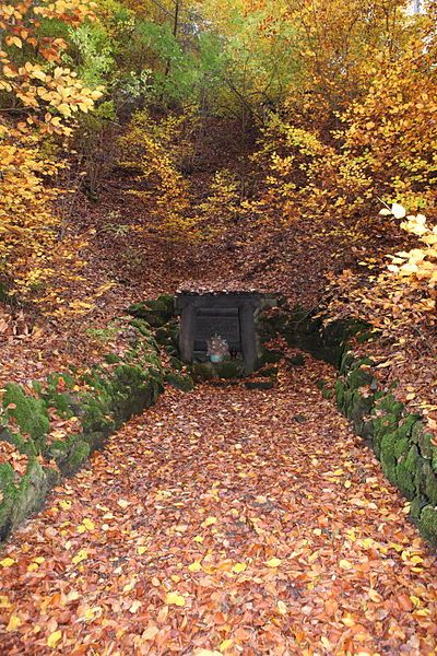 File:Großer-Gleichberg-Sandstollen.jpg