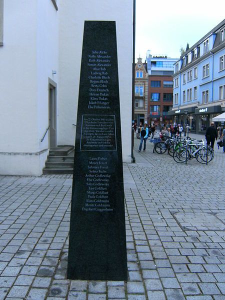 File:Konstanz-bahnhofstraße-ecke-sigismundstraße-deportierte-konstanzer-juden-monolith.JPG