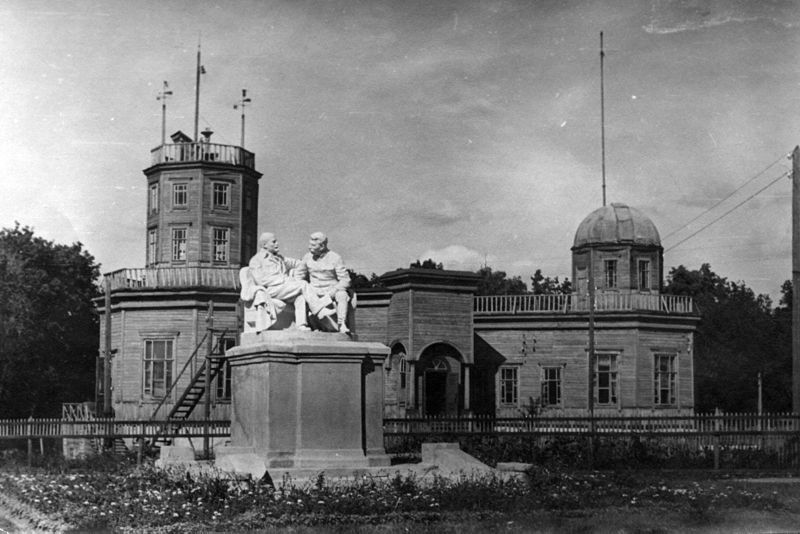 File:Lenin Stalin Planetarium.jpg