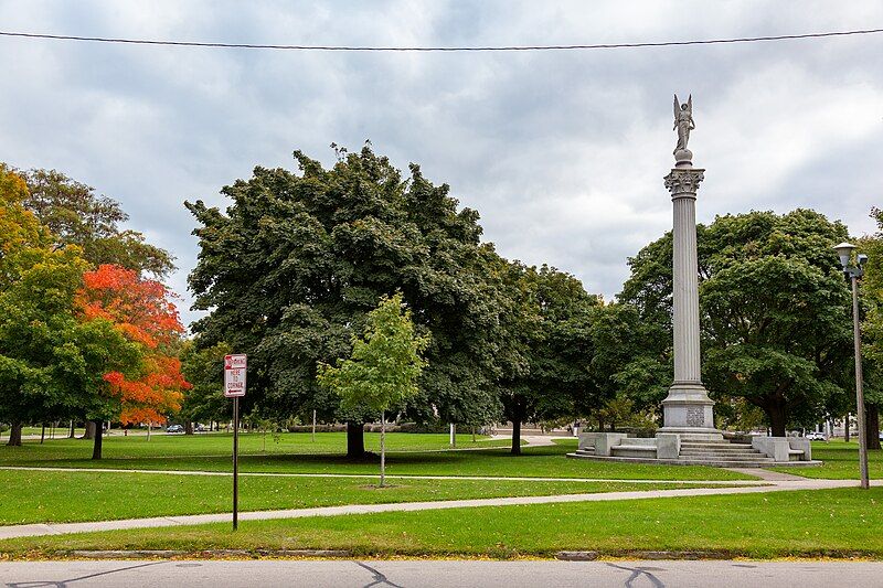 File:Library Park, Kenosha.jpg