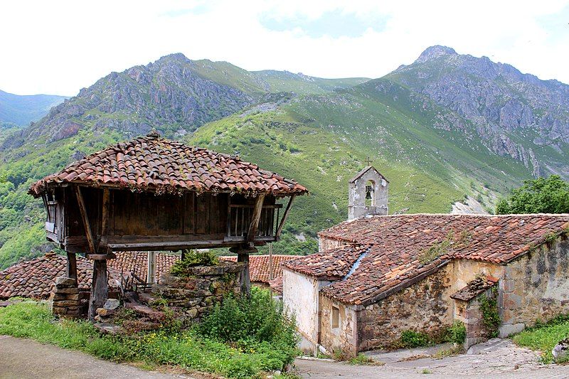 File:Pigüeña (Somiedo, Asturias).jpg