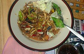 Green papaya salad with banana flowers (tam hua pli)