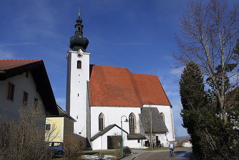 File:Weißenkirchen Attergau Kirche.JPG