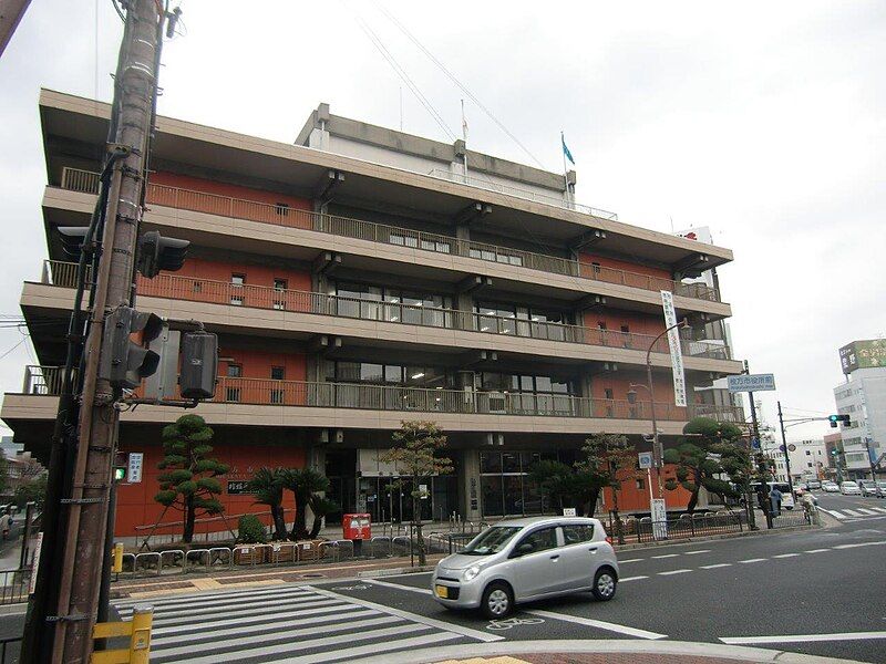 File:枚方市役所庁舎.jpg