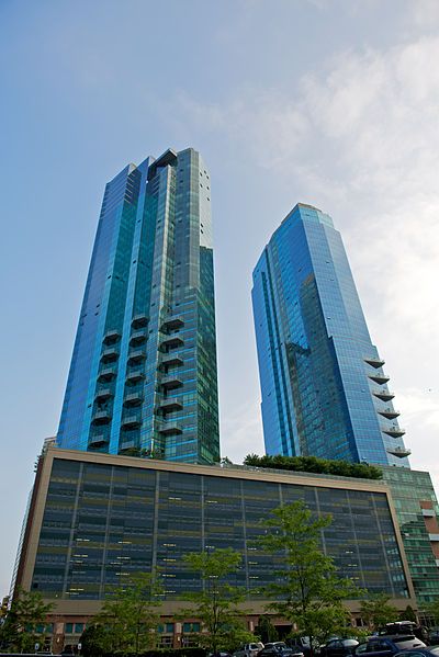 File:77 Hudson Towers.jpg