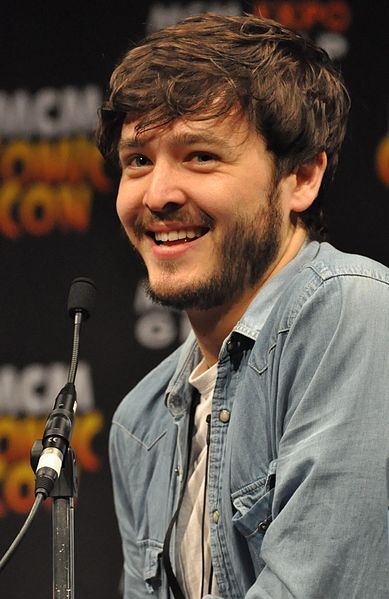 File:Alexander Vlahos 2013.jpg