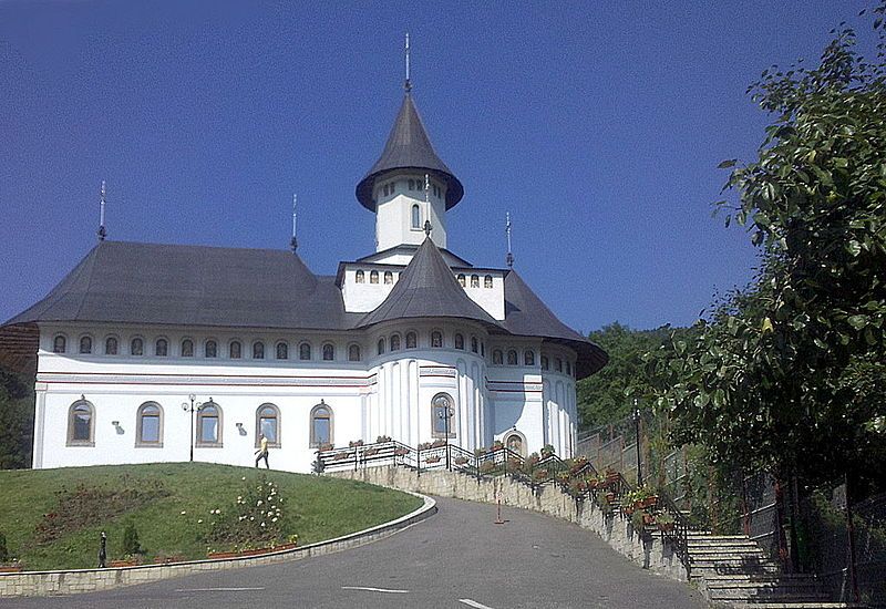 File:Biserica Mânăstirii Pângăraţi.jpg