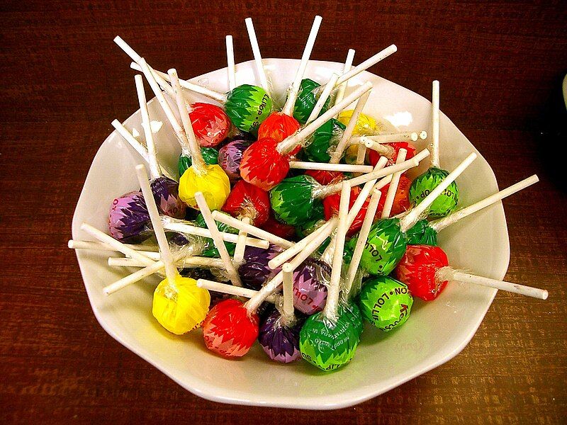 File:Bowl of lollipops.jpg