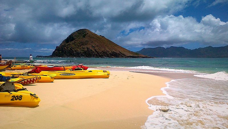 File:Canoes in Mokulua.jpg