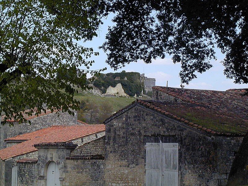 File:Chateau Bouteville.jpg