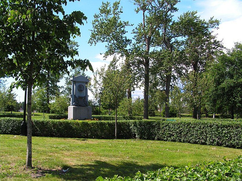 File:Döbelns park-Umeå-2007-06-30.jpg