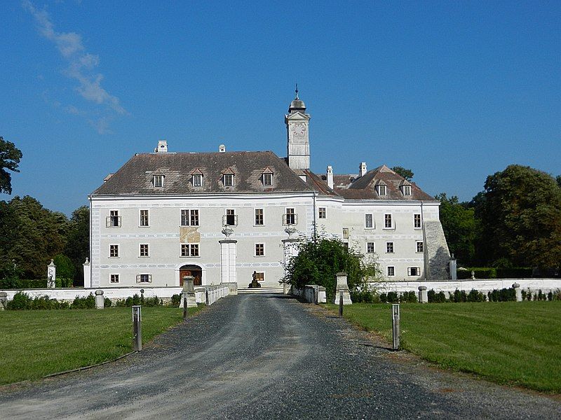 File:Ebergassing Schloss 2011.jpg