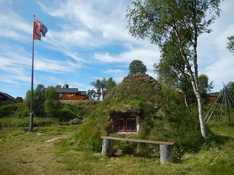 File:Kåta i Mittådalen.JPG