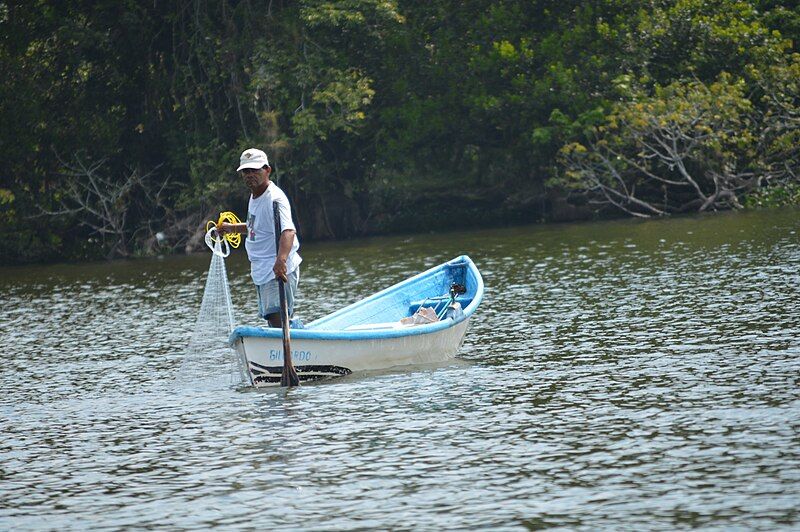 File:Lake Catemaco27.JPG