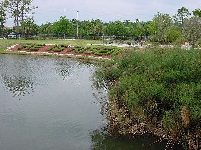 File:Lake at HLE.jpg