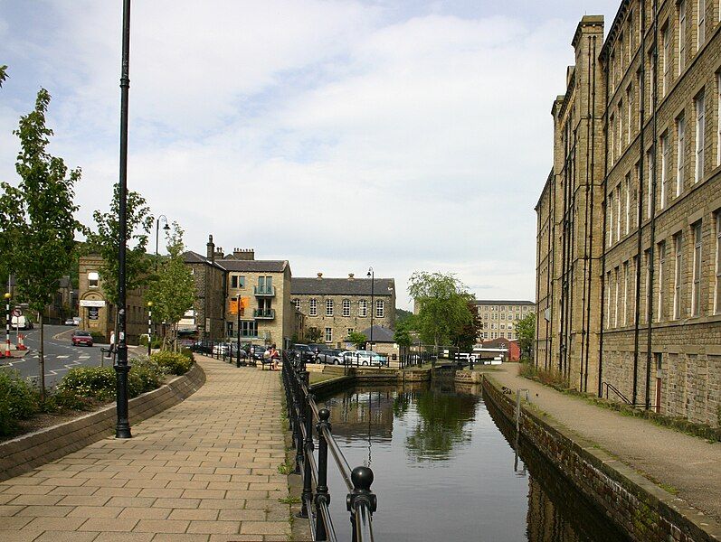 File:Narrow canal.jpg