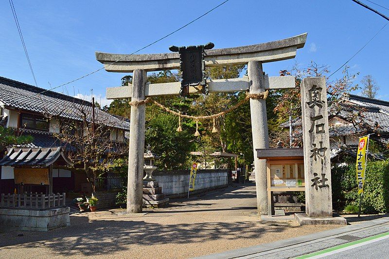 File:Oiso-jinja, torii.jpg