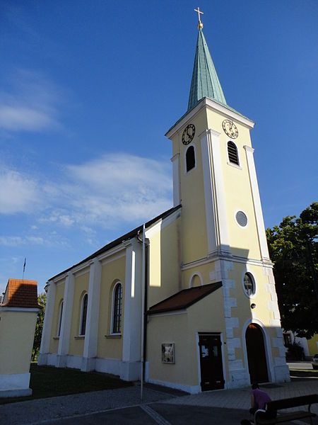 File:Pfarrkirche Berg Westansicht.JPG