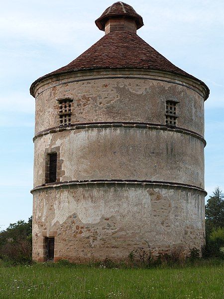 File:Pigeonnier-tourdu château d'Assier.JPG