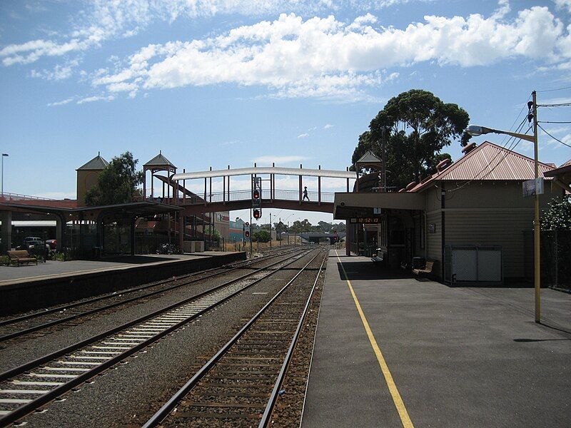 File:SunburyStation.jpg