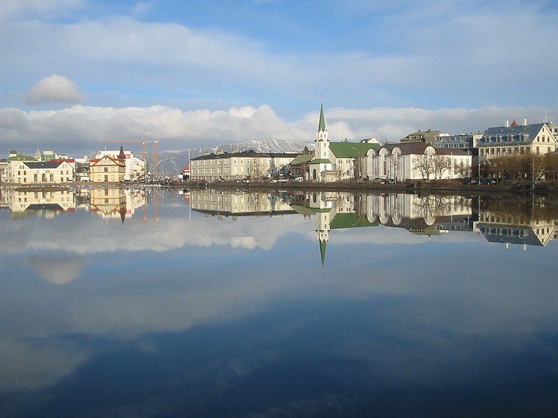 File:Tjörnin, Reykjavik.jpg