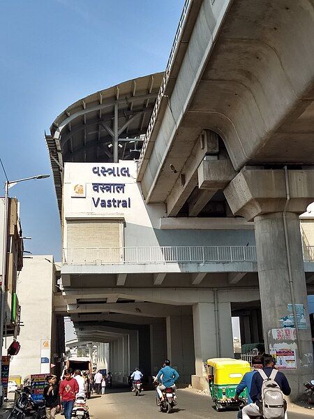 File:Vastral metro station.jpg